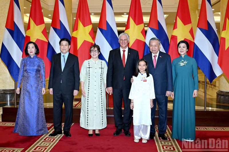 越南国家主席梁强和夫人，越共中央总书记苏林和夫人，古巴共产党中央委员会第一书记、古巴共和国主席米格尔·迪亚斯-卡内尔·贝穆德斯和夫人合影。