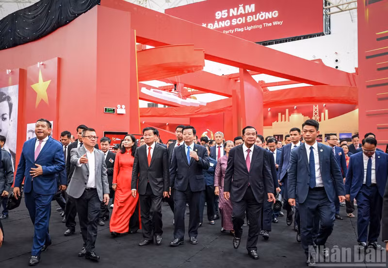 老挝国家主席通伦·西苏里和柬埔寨人民党主席、参议院主席洪森亲王，以及各位代表参观《党旗照亮前行之路95周年展》。