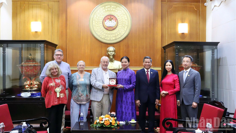 越南祖国阵线中央委员会副主席何氏娥向英国共产党总书记罗伯特·格里菲思赠送纪念品。