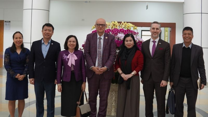 萨沙博士、联合国人口基金代表以及越南卫生部干部人员合影。