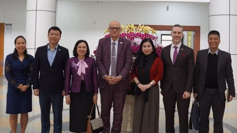 萨沙博士、联合国人口基金代表以及越南卫生部干部人员合影。