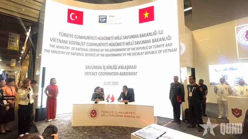 《越南社会主义共和国国防部与土耳其共和国国防部防务合作协议》签署仪式。（图片来源：qdnd.vn）