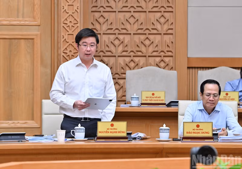 科学技术部副部长裴黄方发表讲话。