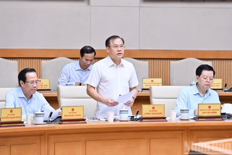 公安部副部长阮文龙发表讲话。