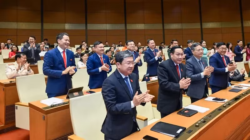 同奈省国会代表团出席4月24日上午召开的第十六届国会第一次会议。