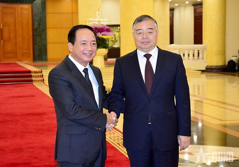 越共中央宣教与民运部部长郑文决和中共中央宣传部部长李书磊。（图片来源：qdnd.vn）