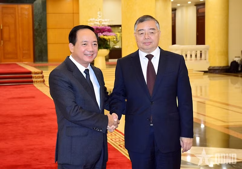 越共中央宣教与民运部部长郑文决和中共中央宣传部部长李书磊。（图片来源：qdnd.vn）