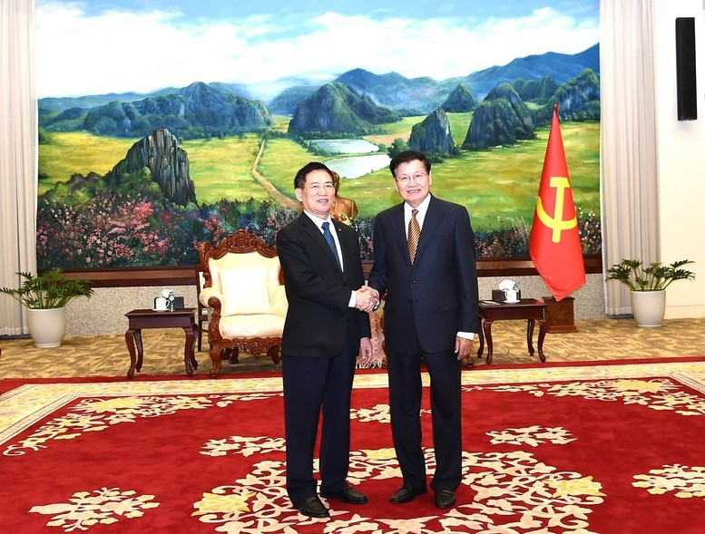 越南政府副总理胡德福和老挝政府总理宋赛·西潘敦。（图片来源：baochinhphu.vn）