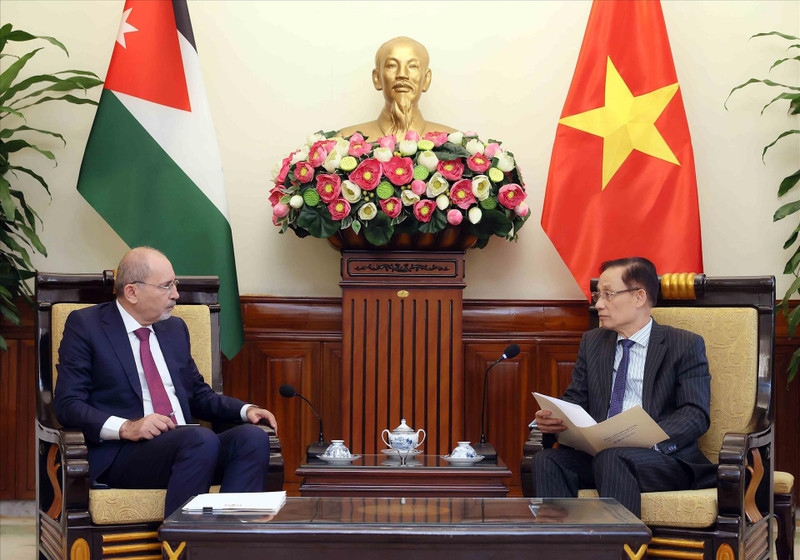 越南外交部长黎怀忠与约旦副首相兼外交与侨务大臣举行工作会议。