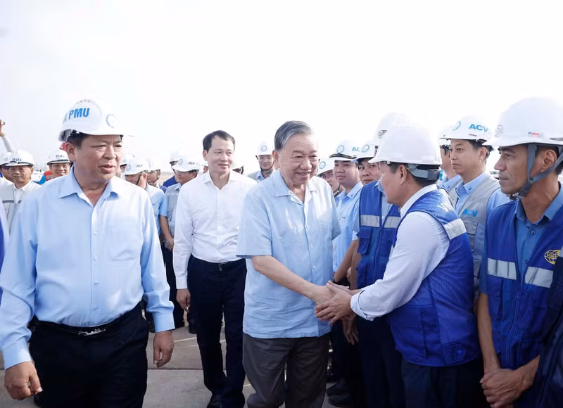 苏林总书记看望慰问项目干部、工人、劳动者。