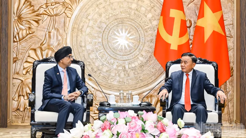 越共中央书记处常务书记陈锦秀会见新加坡驻越南大使拉杰帕尔·辛格。