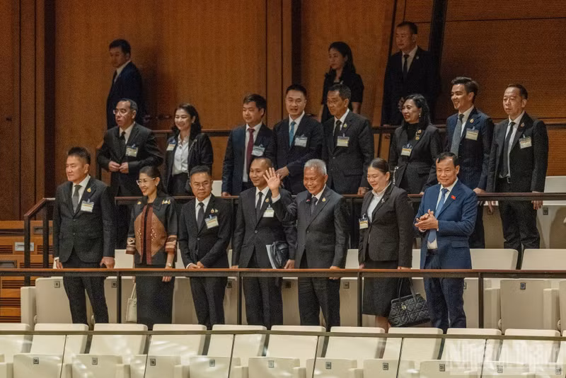 泰国国会主席、下议院议长梭蓬·乍兰同泰国高级代表旁听越南第十六届国会第一次非常规会议相关议程。
