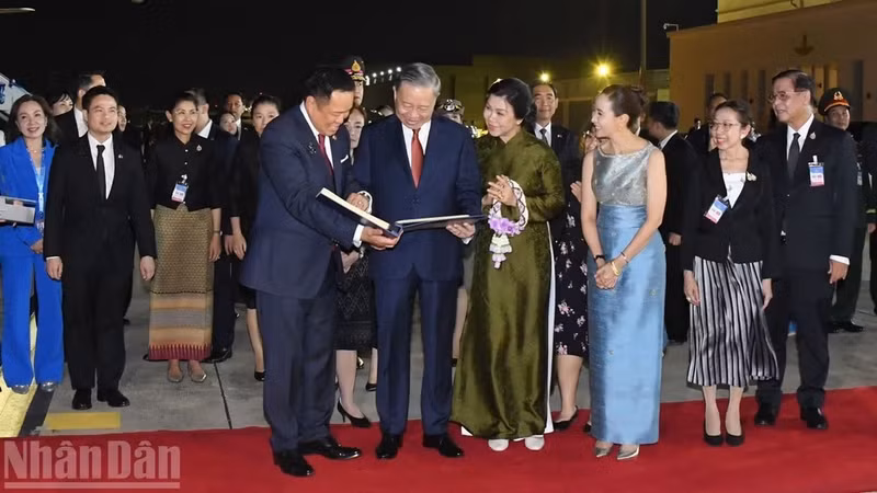 泰国总理阿努廷·参威拉恭和夫人向越共中央总书记、国家主席苏林和夫人赠送记录了他们对泰国进行正式访问期间的各项活动的一本相册。