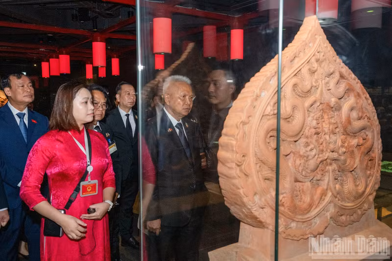 泰国国会主席、下议院议长梭蓬·乍兰参观越南国会大厦的考古展览区。