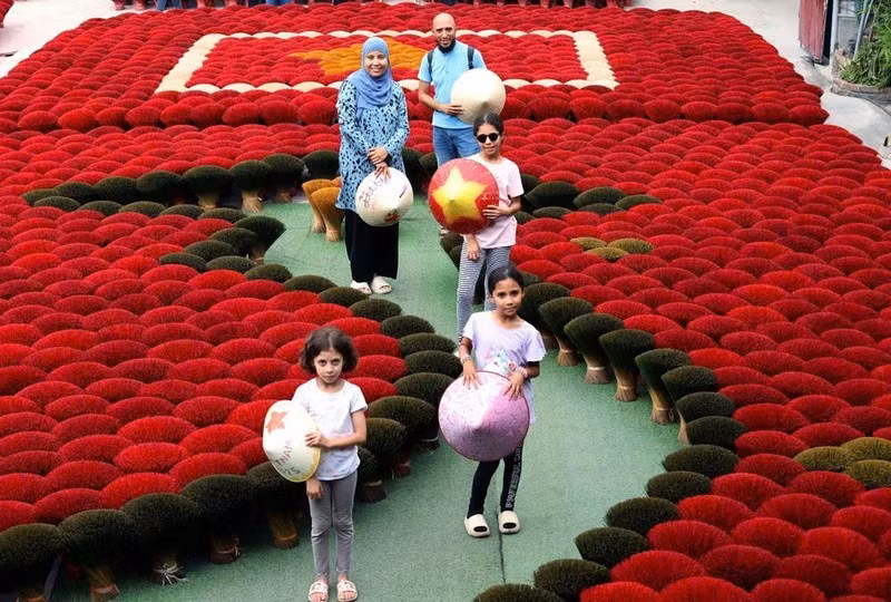 外国游客探索应天乡广富球制香村。
