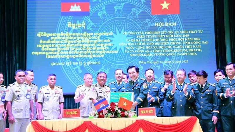 同奈省边防部队指挥部领导同柬埔寨各省公安力量签署合作谅解备忘录。