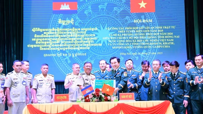 同奈省边防部队指挥部领导同柬埔寨各省公安力量签署合作谅解备忘录。