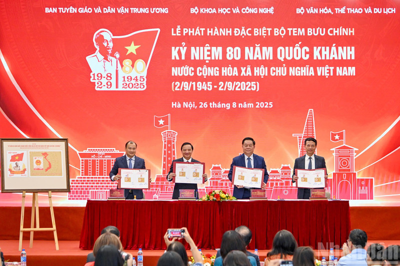 越南社会主义共和国国庆80周年特种邮票套装发行仪式。