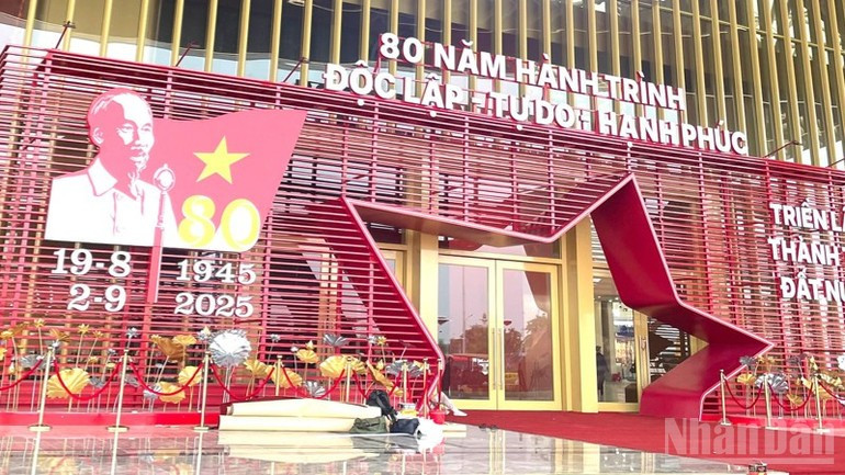 越南国家成就展大门。
