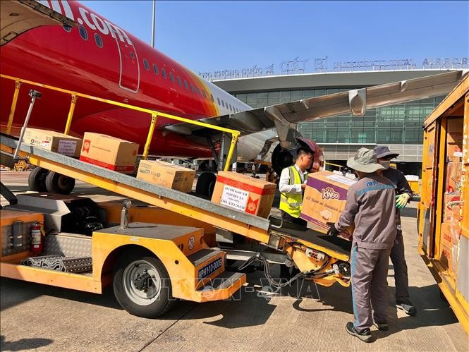 海防市吉碑国际机场“零费用”运送救灾物资至洪灾地区。