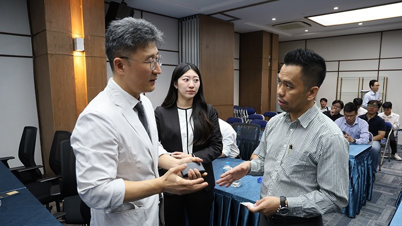 代表在研讨会上交流。