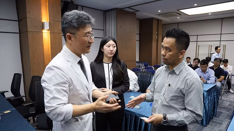 代表在研讨会上交流。