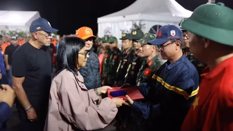 委内瑞拉代总统德尔西·罗德里格斯感谢越南救援队的巨大帮助。
