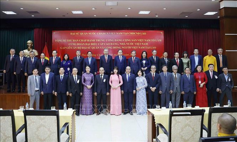 苏林总书记，越南驻老挝大使馆工作人员，旅居老挝越南人代表，和各位代表合影。（图片来源：越通社）