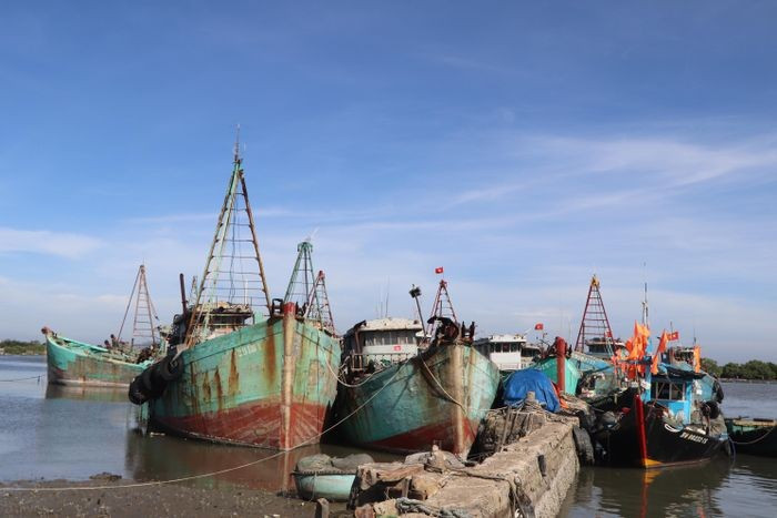 龙海乡的不符合经营要求渔船。（图片来源：baomoi.com）