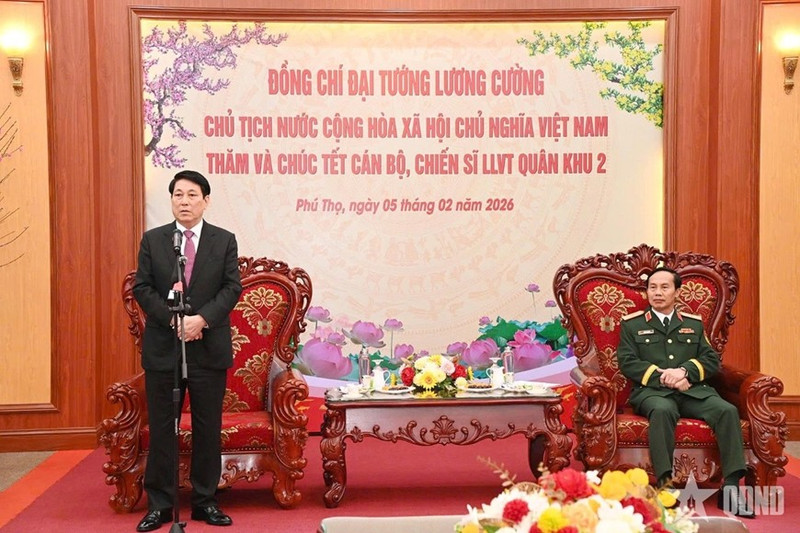 国家主席梁强看望慰问第二军区。（图片来源：qdnd.vn）