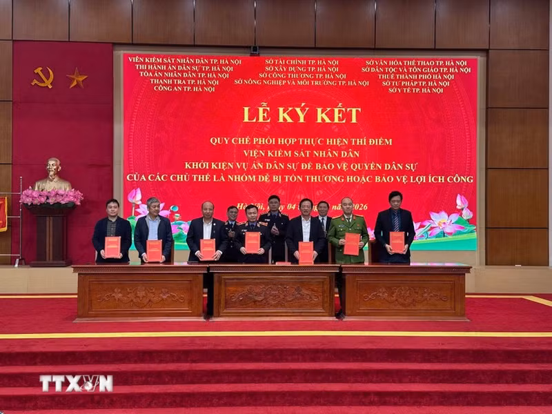 《在试行人民检察院提起民事诉讼以保护弱势群体民事权利或维护公共利益中的协调配合规程》签署仪式。（图片来源：越通社）