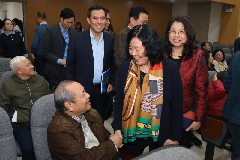 越共中央政治局委员、中央书记处书记、越南祖国阵线中央委员会主席裴氏明怀和选民。（图片来源：daidoanket.vn）