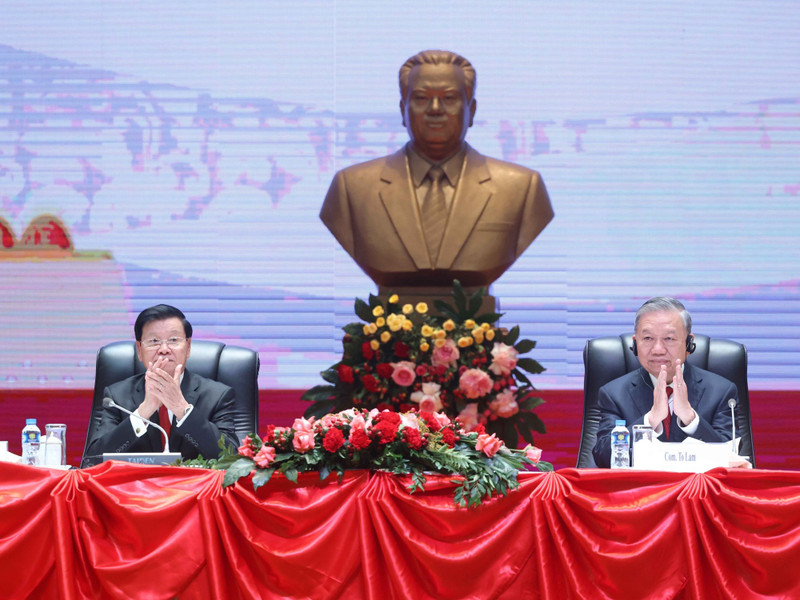 越共中央总书记苏林和老挝人民革命党中央总书记、国家主席通伦·西苏里共同主持会议，通报越共第十四次全国代表大会成果。