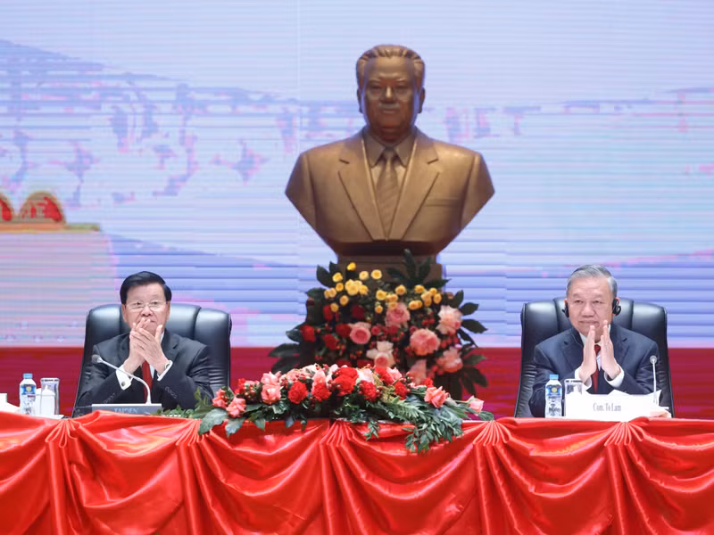 越共中央总书记苏林和老挝人民革命党中央总书记、国家主席通伦·西苏里共同主持会议，通报越共第十四次全国代表大会成果。