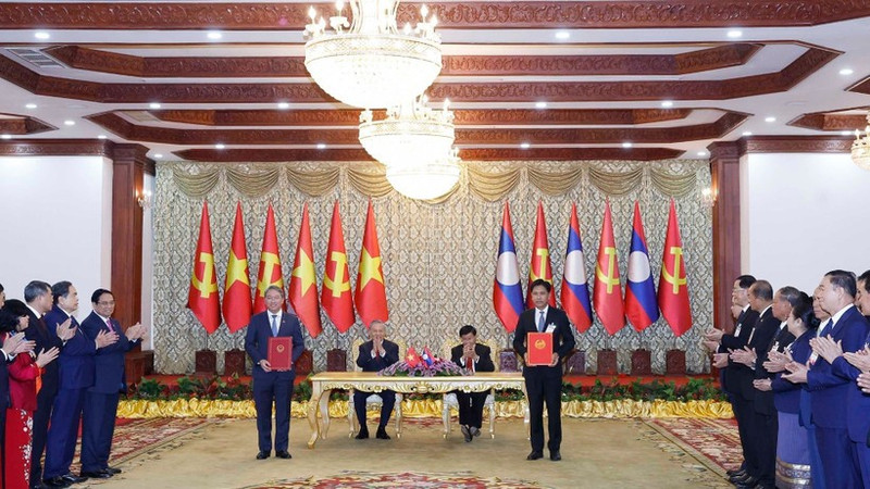 越共中央总书记苏林与老挝人民革命党中央总书记、国家主席通伦·西苏里出席越老合作文件交换仪式。（图片来源：越通社）