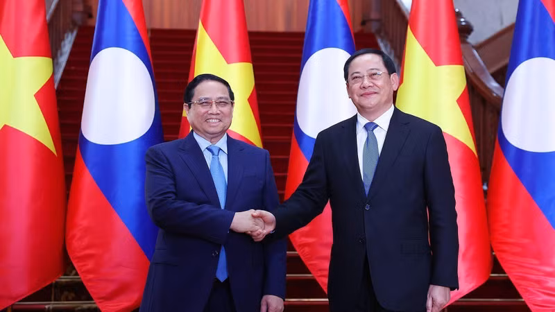 越南政府总理范明正会见老挝政府总理宋赛·西潘敦。
