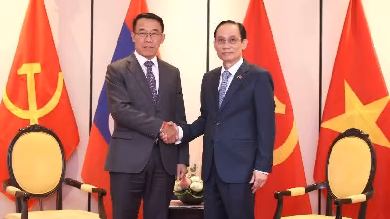 越南外交部长黎怀忠会见老挝人民革命党中央对外关系部部长本勒·潘达努冯。
