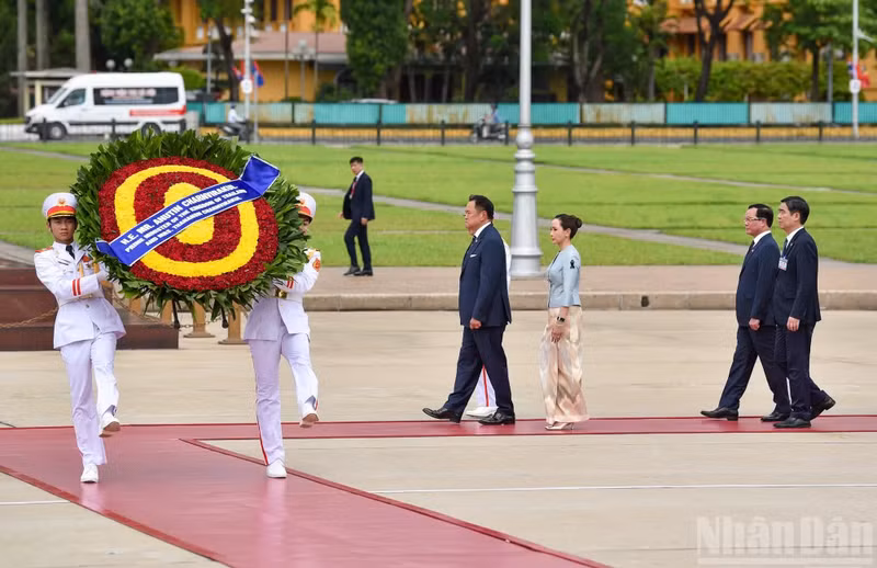 泰国总理阿努廷·参威拉军以及泰国高级代表团入陵瞻仰胡志明主席遗容。