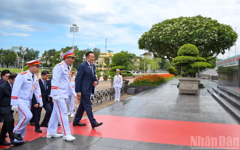 泰国总理阿努廷·参威拉军一行入陵瞻仰胡志明主席遗容。