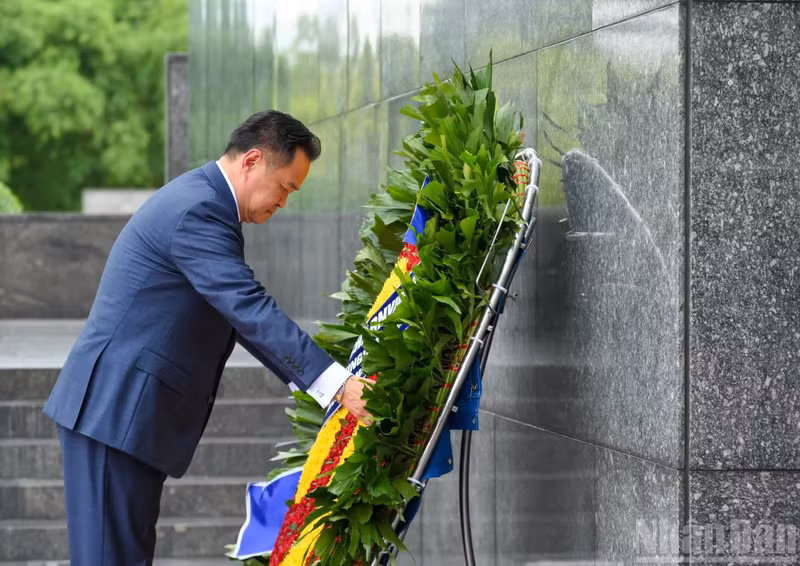 泰国总理阿努廷·参威拉军在胡志明主席陵敬献花圈。