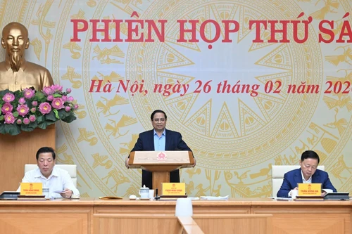 越南政府总理范明正主持召开会议。
