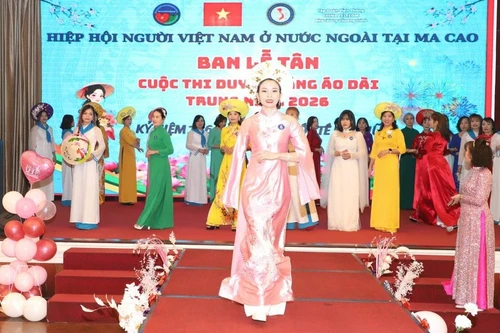 旅居中国澳门特别行政区越南人协会礼宾委员会在澳门举行题为“中年奥黛风采”的比赛与走秀活动。（图片来源：越通社）