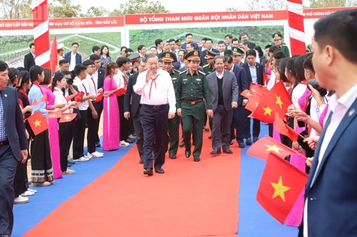 苏林总书记出席得乐省亚洛克乡九年一贯制寄宿学校开工仪式。