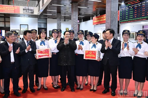 越南政府总理范明正看望慰问坚守岗位的一线工作人员，并致以新春祝福。