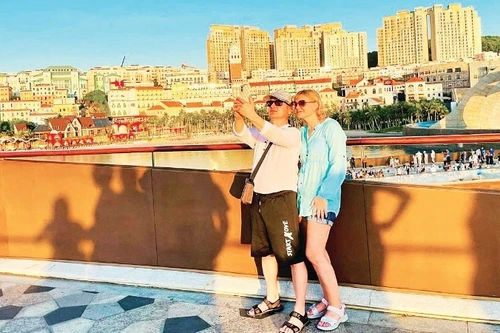 国际游客在安江省富国岛“接吻桥”打卡留影。