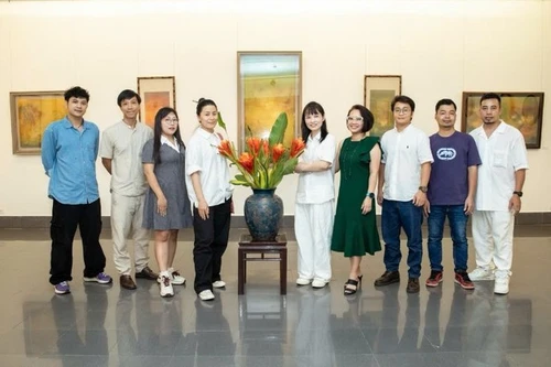 参展画家与艺术家合影留念。