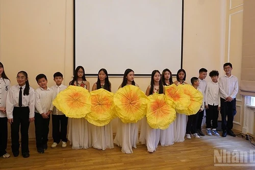 旅俄越南人子女在纪念活动上表演文艺节目。