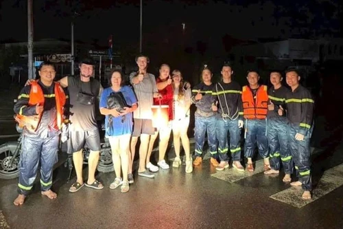 三名外国公民于11月17日晚在芽庄获救。