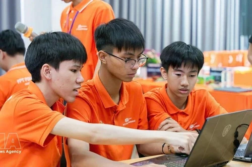 河南FPT学校学生通过应用数字技术软件进行课程实践操作。（图片来源：越通社）