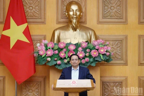 越南政府总理范明正主持召开与政策咨询委员会的工作会议。